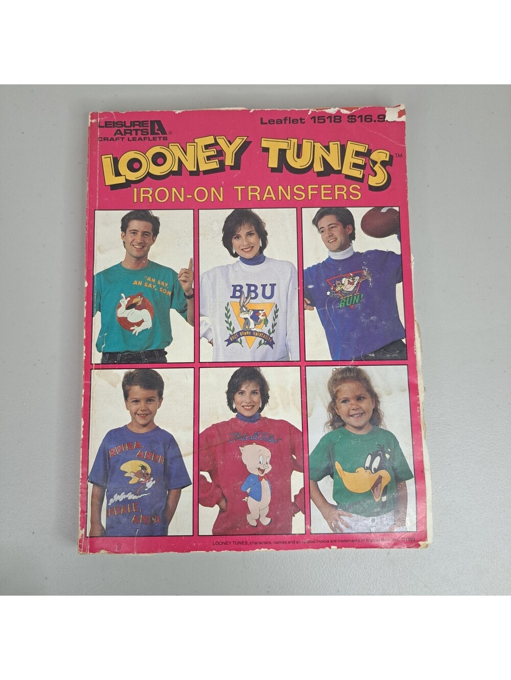 Leisure Arts LOONEY TUNES Book of Iron-on Transfers TWEETY SYLVESTER BUGS & more